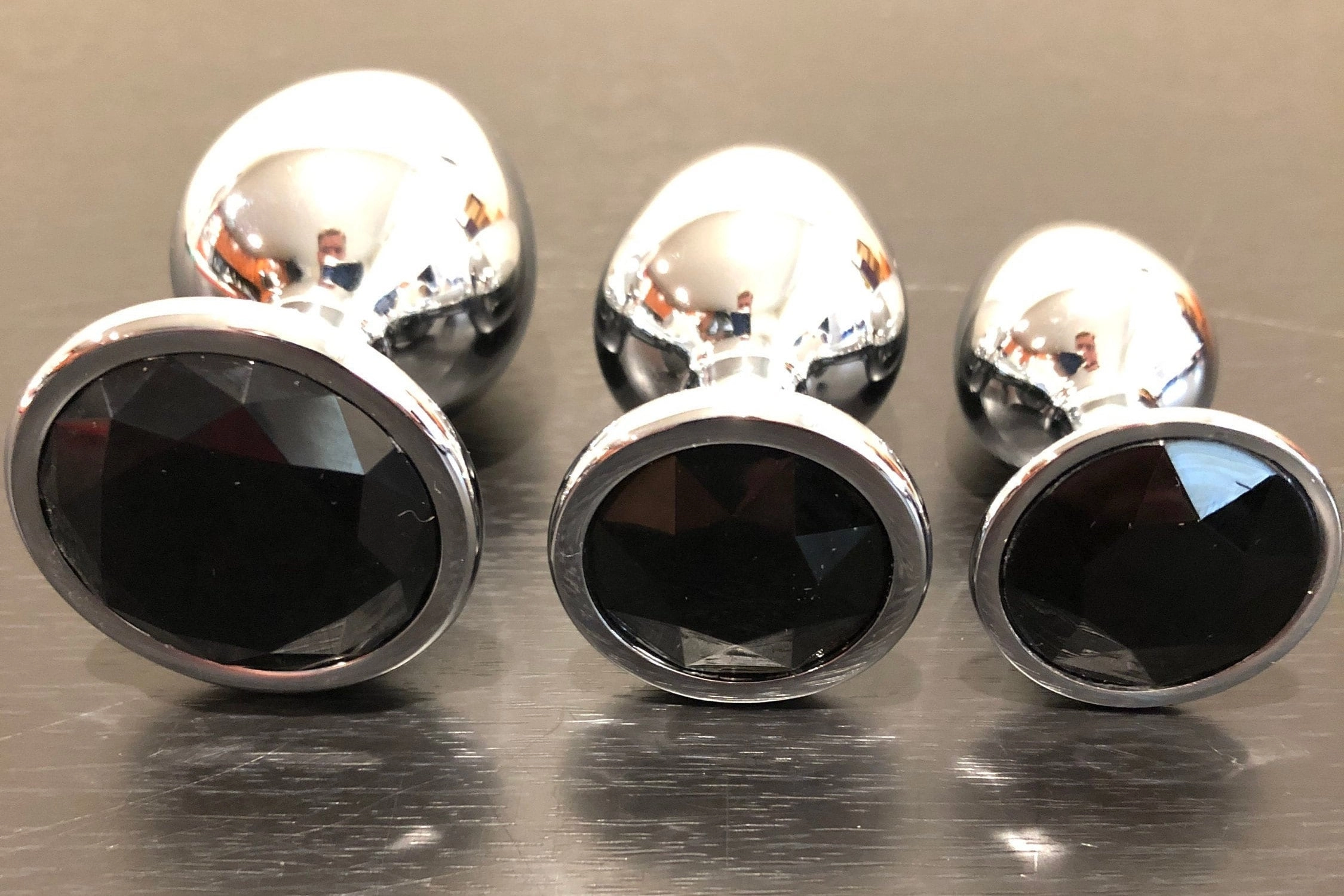 Round Shaped Silver Jewel Butt Plugs